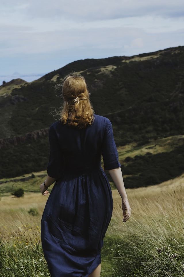 Woman wearing a navy linen dress
